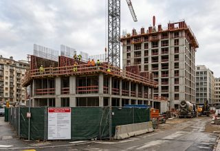 Mattone d'oro: si prosciuga il mercato immobiliare elvetico 11 (LaNotizia.ch) - Rappresentazione di un cantiere per la costruzione di alloggi in area urbana