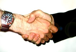 lanotizia shaking hands