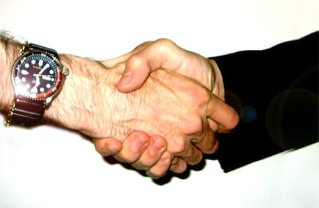 lanotizia shaking hands